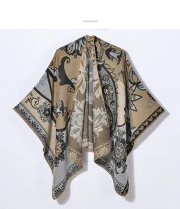Vue détaillée du châle en tricot jacquard bohème avec broderie de bordure de qualité