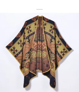 Dettaglio di un poncho in maglia boho con motivi geometrici e bordi cuciti in giallo