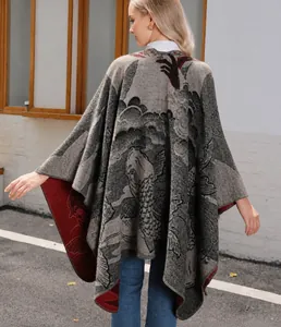 Detalle posterior del chal de punto con diseño jacquard de carpas koi y olas en gris y rojo