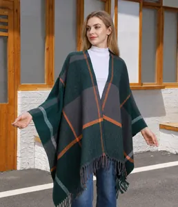 Detail eines klassischen dicken Strickschals mit grünem Karomuster und Fransen