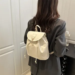 Mini sac à dos en cuir blanc crème pour femme avec crochet doré et fermeture par cordon