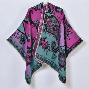 Détail d'un châle cachemire avec motifs floraux violets et bordures dorées cousues à la main