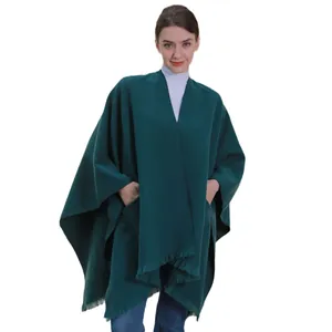 Dunkelgrüner Damen-Poncho-Schal mit Vordertaschen und Quastenverzierung aus weichem Stoff