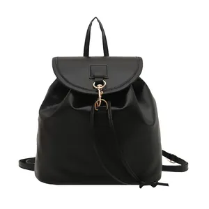 Sac à dos classique en cuir noir pour femme avec boucles dorées et cordon serrage