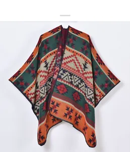 Dettaglio dello scialle etnico con motivi geometrici jacquard in rosso e arancione
