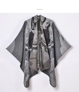 Detalle de un chal de punto de estilo chino con intrincados patrones de carpas y olas