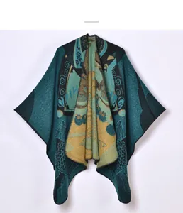 Primer plano del tejido jacquard y motivos étnicos en este chal grueso y elegante