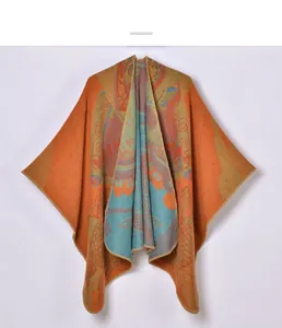 Detalle de poncho de punto de estilo étnico con patrones paisley y costura de borde