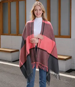 Detailansicht eines rosa-grau karierten Strickschals mit Fransen an einem Modell