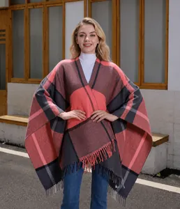 Detailansicht der rosa-grau karierten Poncho-Fransen und der Strickstruktur