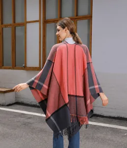 Rückansicht des pink-grau karrierten Strickponchos mit dekorativen Fransen für Damen