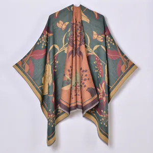 Dettaglio dello scialle in stile pastorale con jacquard floreale vintage e frange verde scuro