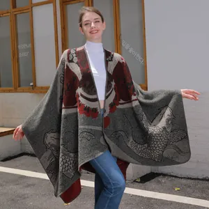 Poncho de punto jacquard con carpas koi y motivos florales en gris y rojo para mujer