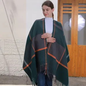 Klassischer karierter Strickponcho mit Fransen in Dunkelgrün und Orange für Damen