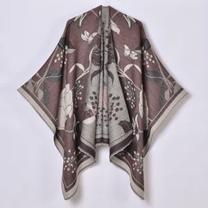 Mantella in maglia da donna in stile pastorale con motivi floreali e frange sottili