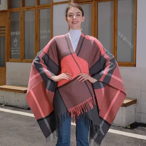 Klassischer Plaid-Strickponcho für Damen mit Fransen und warmem orange-grauem Muster