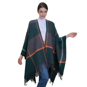 Klassischer dicker Strick-Poncho für Damen mit Karomuster, orangefarbenen Streifen und Fransen