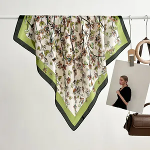 Elegante foulard in finta seta con motivi floreali e farfalle e bordo verde
