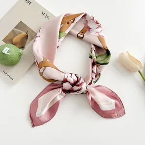Elegante foulard in seta rosa con motivo a rose e fibbia su sfondo bianco pulito