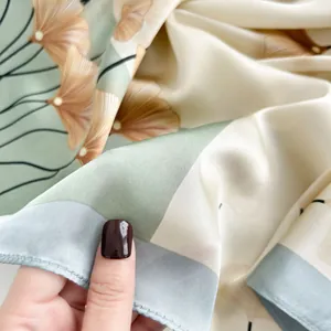Élégant foulard en satin à motif de feuilles de ginkgo avec patchwork beige et vert