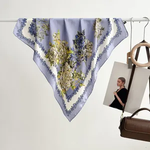 Elegante sciarpa di seta viola con fiori di camelia gialli e blu e bordo stile vintage
