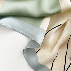 Gros plan du foulard en soie montrant la texture lisse et les motifs Morandi