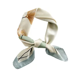 Carré de soie pour femme avec imprimé feuilles de ginkgo et bordures vertes élégantes