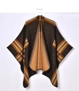Texture de maille détaillée d'un châle à carreaux vintage marron, orange et beige