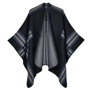 Poncho tricoté à carreaux pour femmes avec motif classique bleu et gris élégant