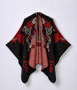 Dettaglio dello scialle in maglia jacquard con motivo etnico e trama intrecciata