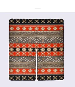 Detalle del tejido jacquard geométrico en chal grueso con diseño de apertura frontal