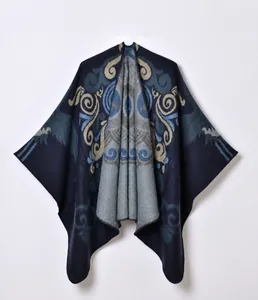 Dettaglio dello scialle in maglia jacquard blu scuro con motivi floreali etnici intricati