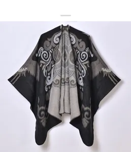 Dettaglio della spessa maglia jacquard con motivo barocco su uno scialle caldo