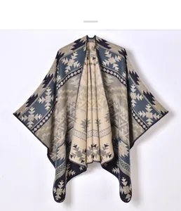 Detalle del patrón geométrico de punto jacquard en un poncho grueso y cálido de invierno