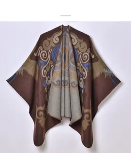 Dettaglio del motivo jacquard boho e della trama a maglia su questa calda stola marrone