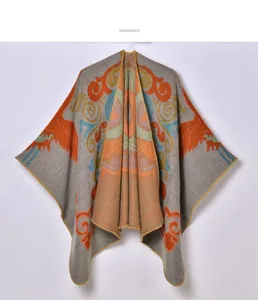 Dettaglio del motivo etnico a gru su questa calda sciarpa in maglia jacquard grigia