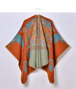 Dettaglio della trama jacquard con motivi a volute vintage su scialle etnico