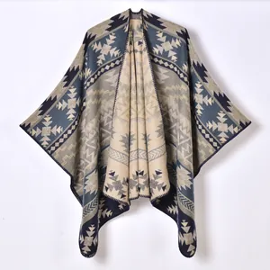 Chal de punto para mujer con motivos tribales geométricos en azul marino y tonos beige