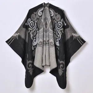 Scialle jacquard in maglia stile etnico con motivi tradizionali nei toni bianco e nero