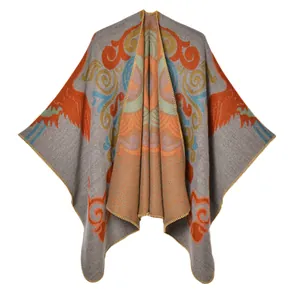 Scialle in maglia jacquard etnico bohémien con sfondo grigio e motivi floreali arancioni