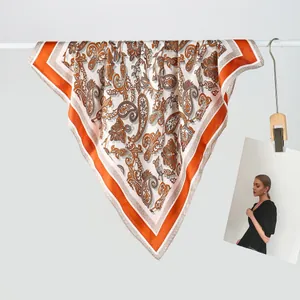 Foulard Carré en Satin à Motif Paisley Rétro pour Femme Bandeau de Mode Cravate de Cheveux Foulard de Cou Orange Blanc