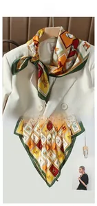 Dettaglio di un foulard in seta con stampa equestre annodato su un blazer bianco elegante