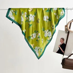 Sciarpa quadrata in seta verde erba con stampe floreali e farfalle e bordo verde scuro