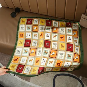 Vista dettagliata di un foulard in seta di lusso con motivi equestri e bordi arrotolati