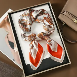 Écharpe en soie paisley orange et blanc avec rayures géométriques en boîte cadeau
