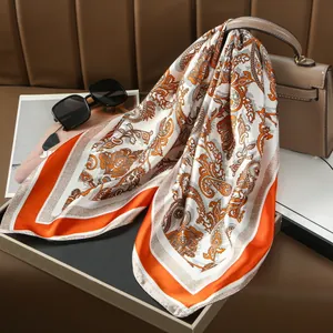 Élégant foulard en soie ivoire à motif paisley drapé sur un sac à main chic