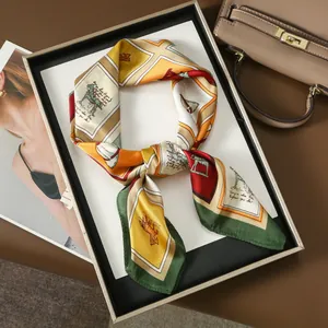 Lussuoso foulard di seta con stampa equestre vintage in giallo e verde per donna