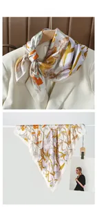 Dettaglio di un foulard in seta floreale su un blazer bianco con vista piatta