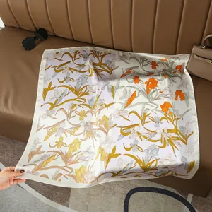 Foulard in seta sintetica 70cm da donna con eleganti motivi floreali di iris su avorio