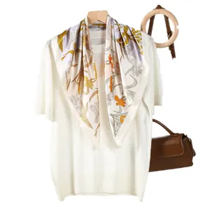 Sciarpa in seta floreale da 70cm per donna abbinata a maglia bianca e motivi eleganti